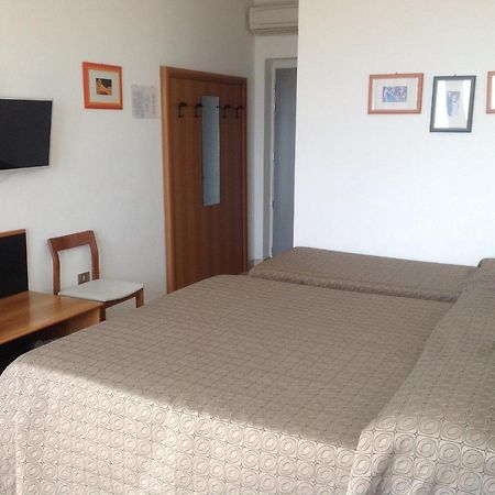 Hotel Sara Каорле Екстериор снимка