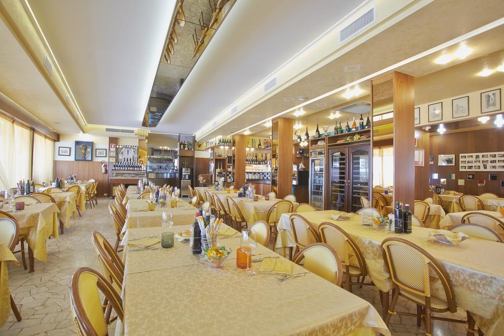 Hotel Sara Каорле Екстериор снимка