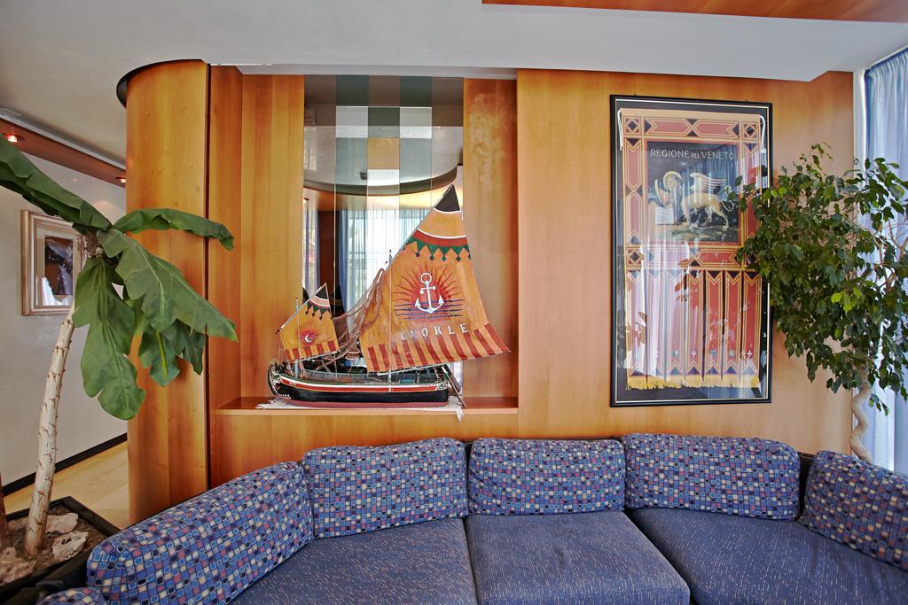 Hotel Sara Каорле Екстериор снимка