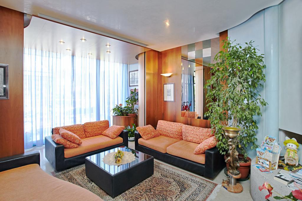Hotel Sara Каорле Екстериор снимка