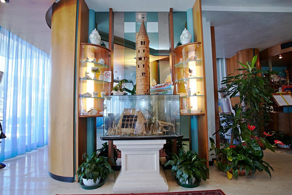 Hotel Sara Каорле Екстериор снимка
