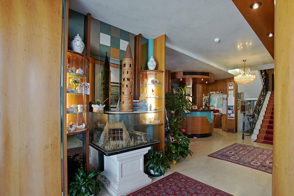 Hotel Sara Каорле Екстериор снимка