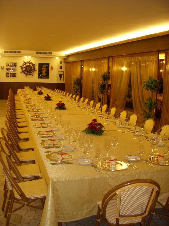 Hotel Sara Каорле Екстериор снимка
