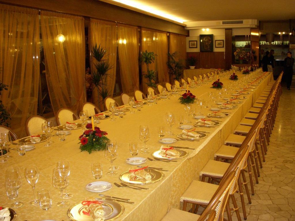 Hotel Sara Каорле Екстериор снимка