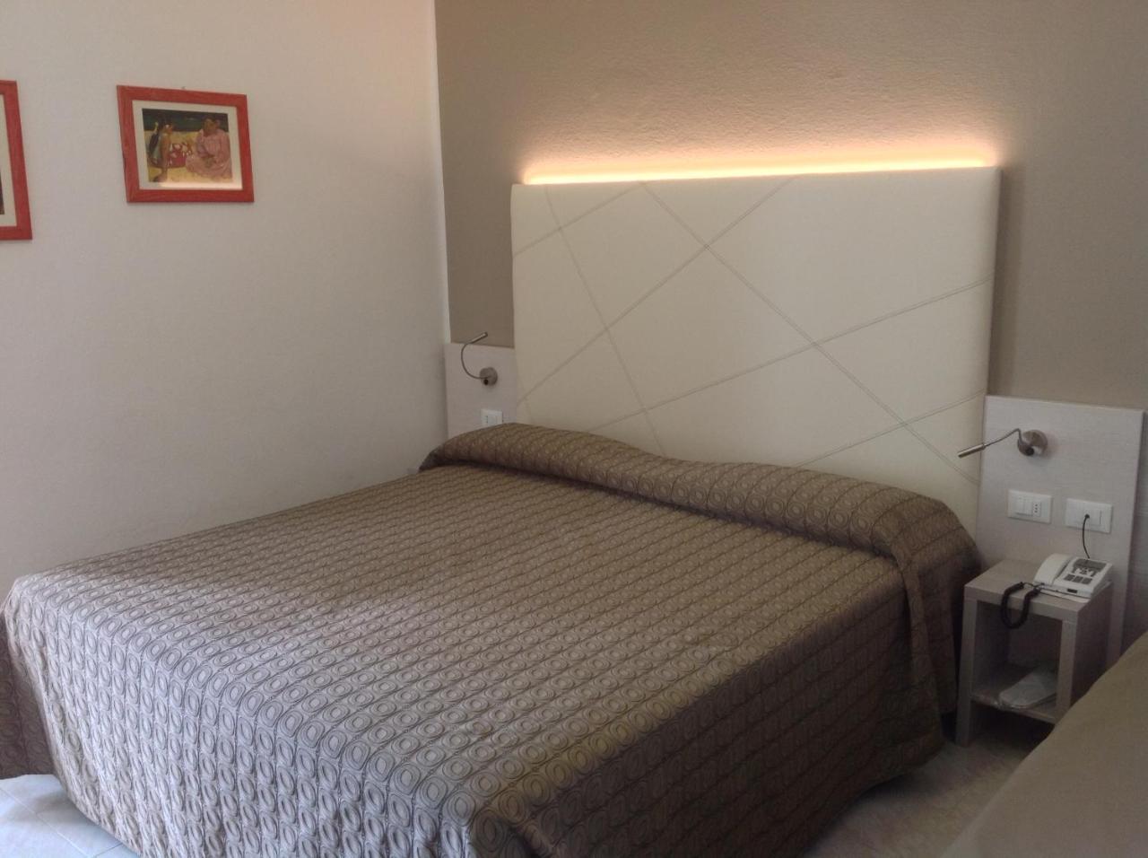 Hotel Sara Каорле Екстериор снимка