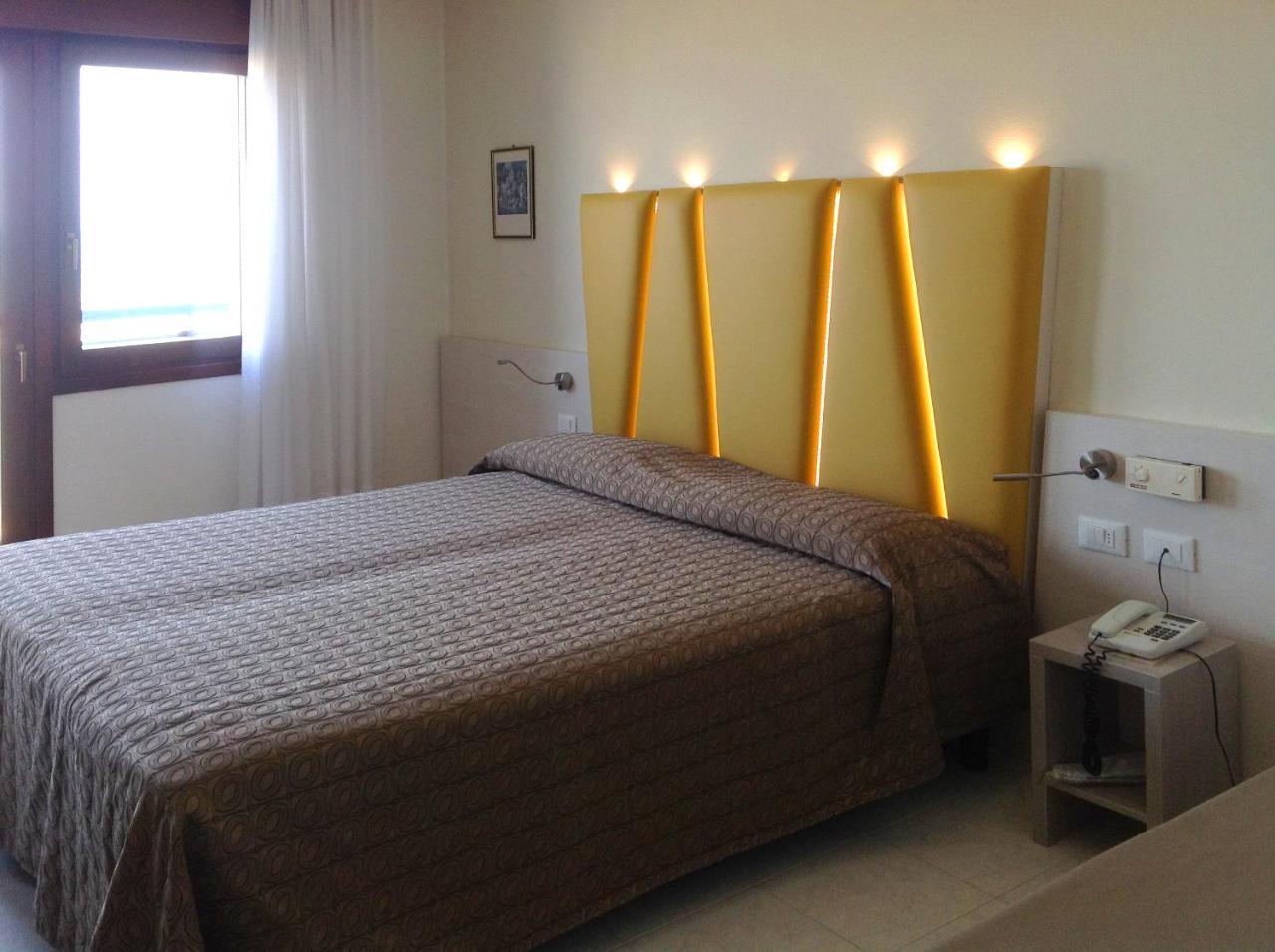 Hotel Sara Каорле Екстериор снимка
